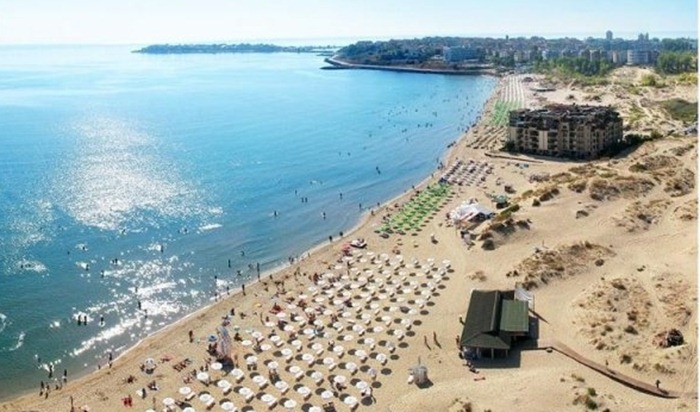 plage ensoleillée