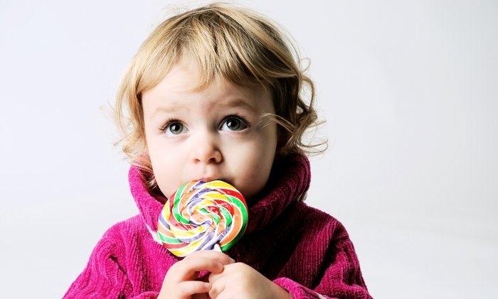 Fille avec des bonbons sur un bâton