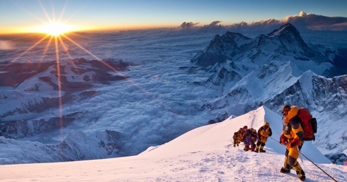 Everest 6382 mètres du centre de la Terre