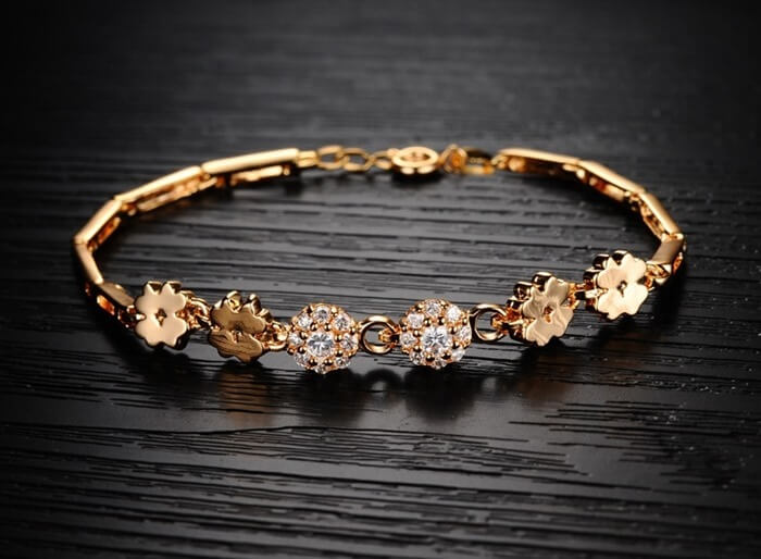un bracelet en or