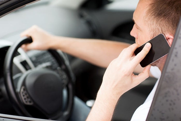 Il vaut mieux ne pas utiliser de téléphone portable dans une voiture