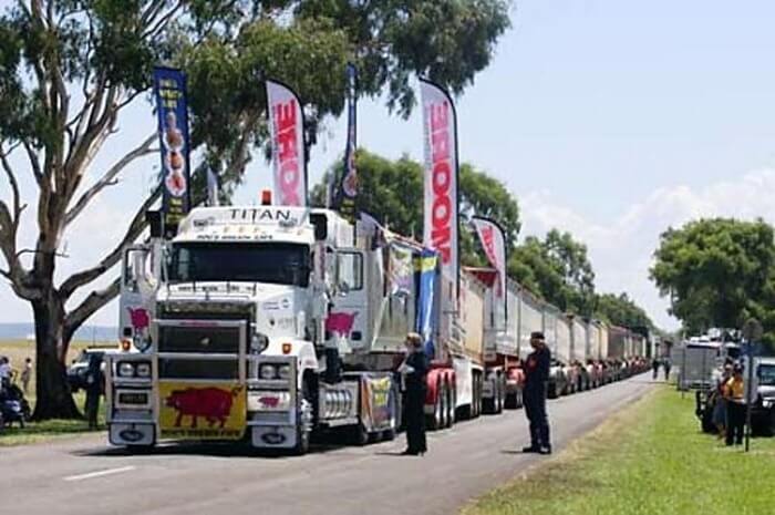 Mack Titan tire 112 remorques