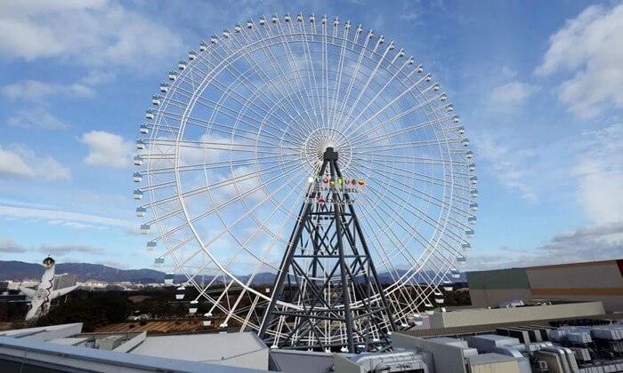Cheval rouge, grande roue au Japon