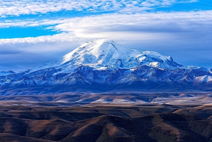 Elbrus est la plus haute montagne de Russie