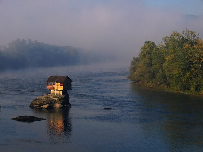 Petite maison sur une falaise en Serbie