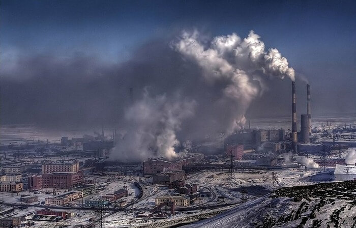 Norilsk fumée des cheminées de l'usine