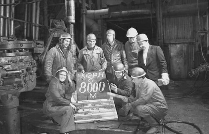 La profondeur est de 8000 km.