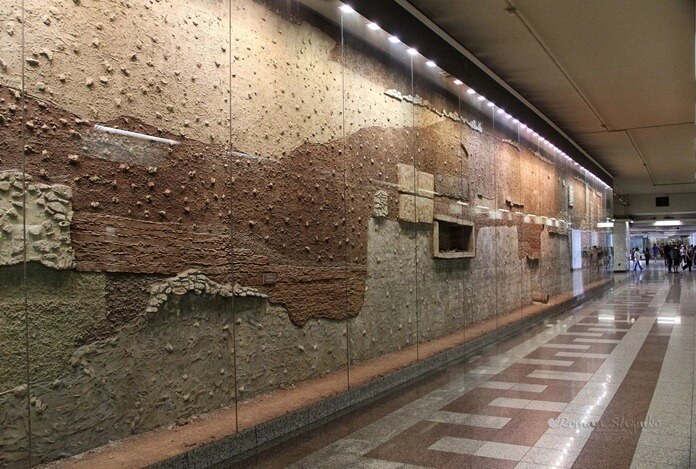 Mur de verre de l'excavation de Syntagma, Athènes Mur de verre de l'excavation de Syntagma, Athènes
