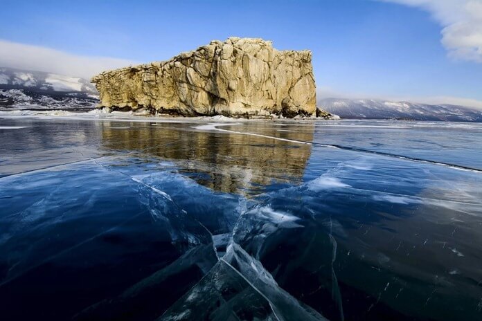Glace transparente sur le Baïkal en hiver Glace transparente sur le Baïkal en hiver