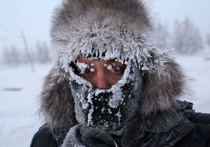 Des habitants congelés en vêtements de fourrure