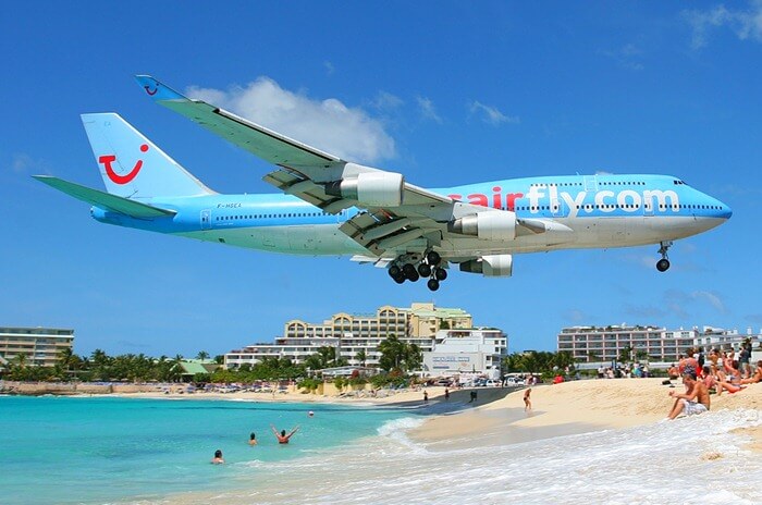 L'avion atterrit sur la plage