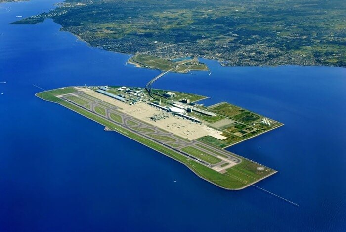 L'aéroport international du Kansai sur une île artificielle
