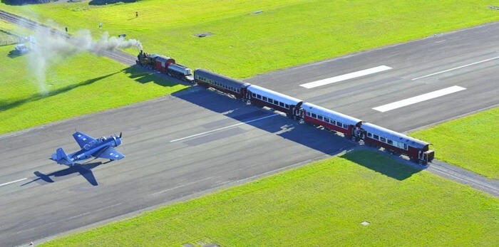 L'aéroport de Gisborne est traversé par la voie ferrée