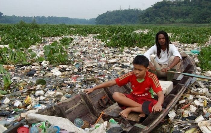 Déchets dans la rivière Chintarum