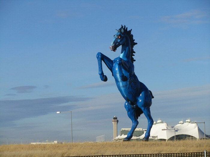 Aéroport international de Denver, cheval de l'apocalypse