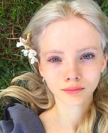 Freya Allan comme Ciri Freya Allan comme Ciri