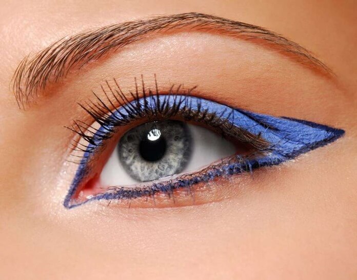 Maquillage dans les tons bleus