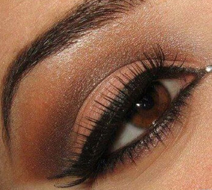 Maquillage brun foncé