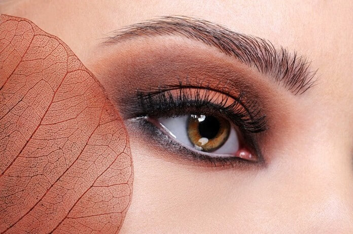 Maquillage avec des nuances de cuivre