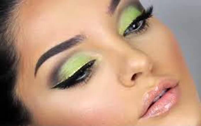 Maquillage avec des ombres d'olive