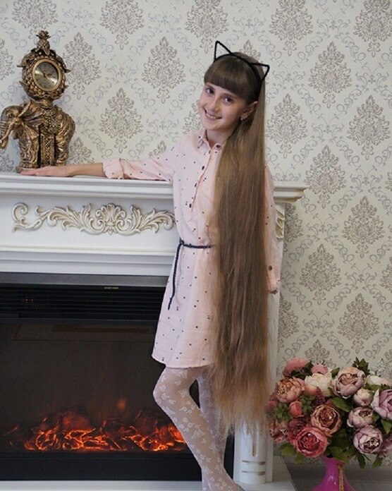 Stefania Smirnaya - les cheveux les plus longs d'une fille de Russie