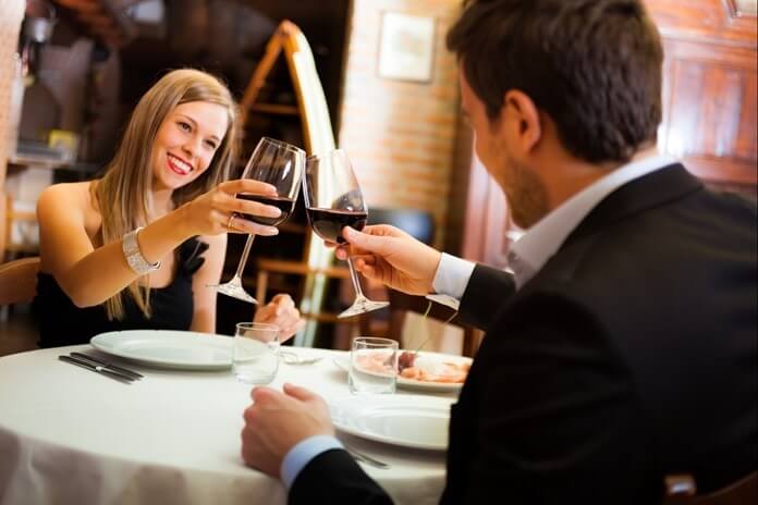 Réveillon du Nouvel An dans un restaurant ou un café