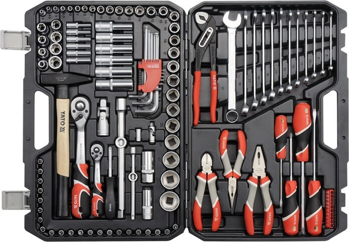 Un ensemble d'outils est le meilleur cadeau du Nouvel An pour un automobiliste